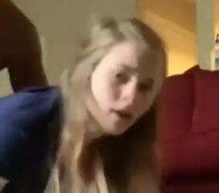 Loira sendo devorada