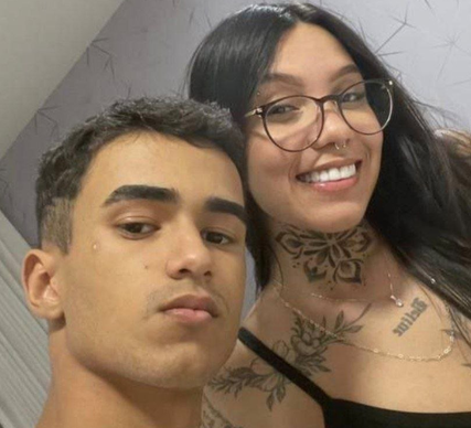 Gozou na boca da tatuada